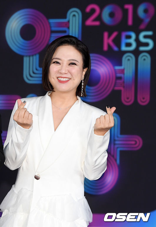 [OSEN=민경훈 기자] 21일 오후 서울 영등포구 여의도 KBS 본관 로비에서 진행된 '2019 KBS 연예대상' 포토월 행사 진행됐다.김숙이 포토월로 입장하며 포즈를 취하고 있다./ rumi@osen.co.kr