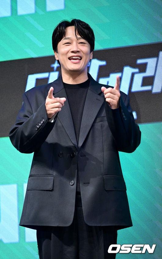 [OSEN=최규한 기자] 31일 오후 서울 여의도 KBS 신관 아트홀에서 새 예능 오디선 프로그램 '더 딴따라' 제작발표회가 열렸다.KBS 2TV 신규 예능 프로그램 '더 딴따라'(연출 양혁 / 작가 최문경)는 노래, 춤, 연기, 예능 다 되는 딴따라 찾기 프로젝트로 원조 딴따라 박진영이 KBS와 손을 잡고 선보이는 새로운 버라이어티 오디션 프로그램이다.배우 차태현이 포토타임을 하고 있다. 2024.10.31 / dreamer@osen.co.kr