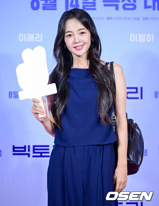 [OSEN=지형준 기자] 5일 오후 서울 CGV 용산 아이파크몰에서 영화 '빅토리' VIP시사회 포토월 행사가 열렸다.‘빅토리’는 오직 열정만큼은 충만한 생판 초짜 치어리딩 동아리 ‘밀레니엄 걸즈’가 신나는 댄스와 가요로 모두를 응원하는 이야기를 그린 영화다. 오는 14일 개봉.배우 김보미가 포즈를 취하고 있다. 2024.08.05 / jpnews@osen.co.kr