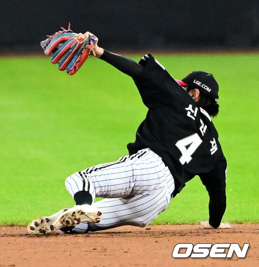 [OSEN=대전, 지형준 기자] 30일 대전 한화생명볼파크에서 2025 신한 SOL Bank KBO리그 포스트시즌 한국시리즈 4차전 한화 이글스와 LG 트윈스의 경기가 열렸다.이날 경기에 한화는 와이스를, LG는 치리노스를 선발투수로 내세웠다. 5회말 2사 2루에서 LG 신민재가 한화 문현빈의 2루 땅볼을 처리하고 있다. 2025.10.30 / jpnews@osen.co.kr