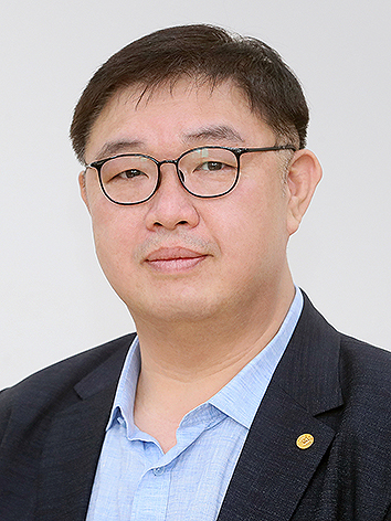 우석대 조현철 입학처장이 지난 8일 서울 국제청소년센터 국제회의장에서 열린 한국청소년단체협의회 창립 60주년 기념식에서 성평등가족부장관 표창을 받았다. / 우석대