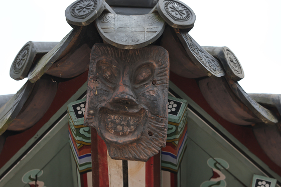 재미동포 사진기자 출신으로 퓰리처상을 2회 수상한 저널리스트 강형원씨가 12월 8일 영문 도서 『Seonbi Country Korea, Seeking Sagehood(성인군자의 길을 간 한국은 선비의 나라)』(한림출판사)를 출간했다. 선비정신이 녹아든 유물과 스케치 사진을 중심으로 한국 문화의 바탕과 역사를 설명하는 책이다. 사진은 밀양 영남루의 귀면와. 서까래를 받치는 추녀 끝 장식 도깨비 기와가 쳐다보는 사람에게 "나쁜짓 하지마!" 라고 말하는 듯하다. 사진 강형원