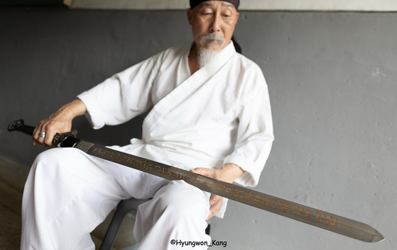 재미동포 사진기자 출신으로 퓰리처상을 2회 수상한 저널리스트 강형원씨가 12월 8일 영문 도서 『Seonbi Country Korea, Seeking Sagehood(성인군자의 길을 간 한국은 선비의 나라)』(한림출판사)를 출간했다. 선비정신이 녹아든 유물과 스케치 사진을 중심으로 한국 문화의 바탕과 역사를 설명하는 책이다. 사진은 경북 문경시 고려왕검연구소의 이상선 장인이 1998년 제작한 사인검을 살펴보는 모습. 사진 강형원