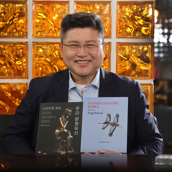 재미동포 사진기자 출신으로 퓰리처상을 2회 수상한 저널리스트 강형원씨가 12월 8일 영문 도서 『Seonbi Country Korea, Seeking Sagehood(성인군자의 길을 간 한국은 선비의 나라)』(한림출판사)를 출간했다. 선비정신이 녹아든 유물과 스케치 사진을 중심으로 한국 문화의 바탕과 역사를 설명하는 책이다. 사진은 강씨가 우리 문화에 대해 쓴 두권의 저서를 소개하는 모습. 사진 강형원