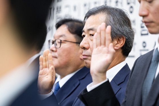 윤재순 전 대통령비서실 총무비서관을 비롯한 증인들이 지난 10월 23일 서울 여의도 국회에서 열린 법제사법위원회의 서울고등검찰청 등에 대한 국정감사에서 증인 선서를 하고 있다. 뉴스1