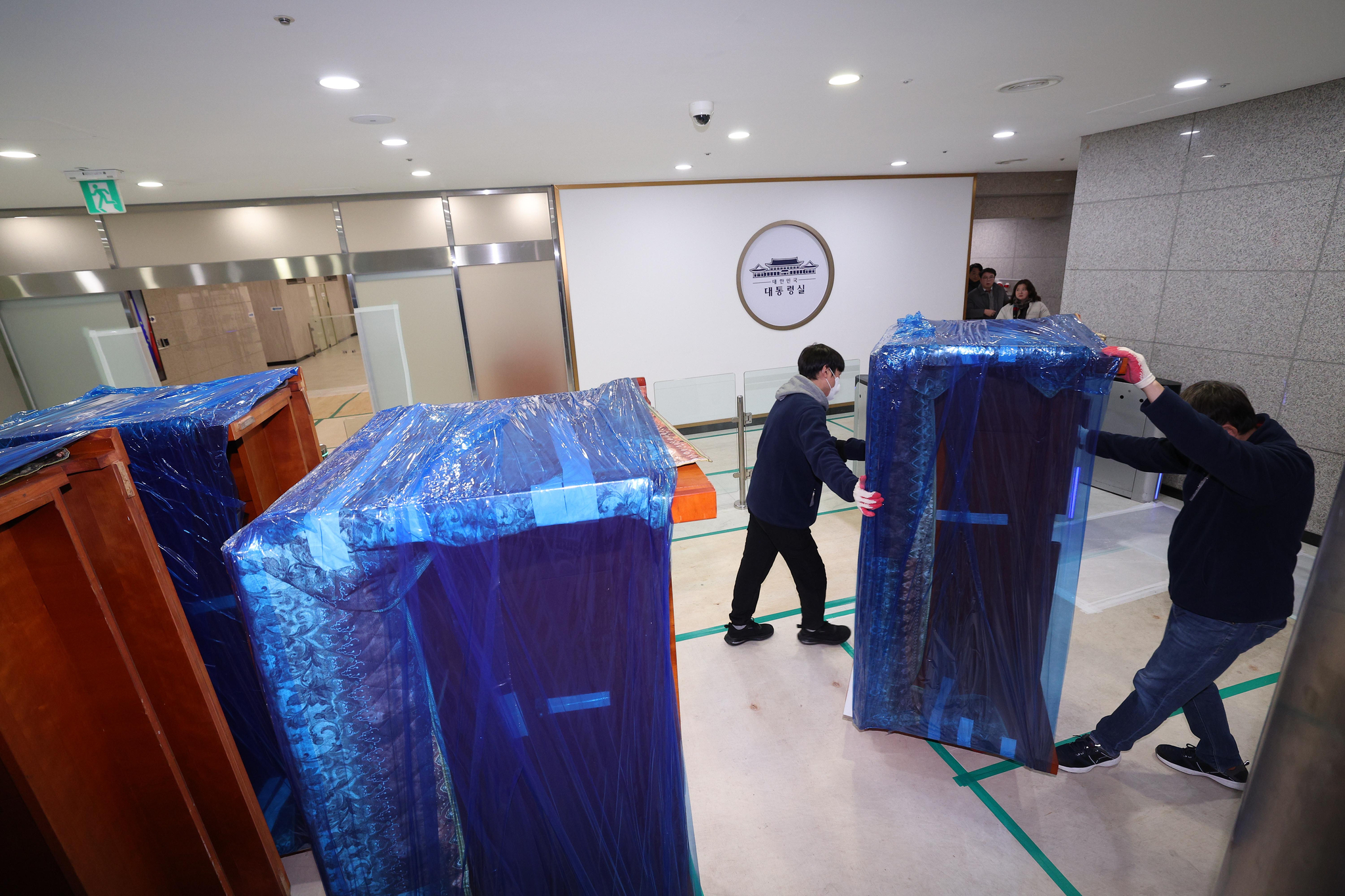 9일 서울 용산 대통령실 청사에서 이사업체 관계자들이 청와대 이전을 위한 이삿짐을 옮기고 있다. 대통령실사진기자단