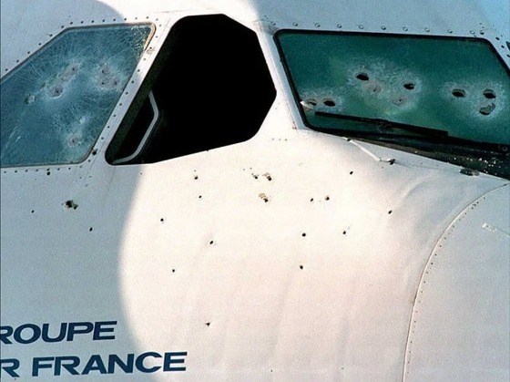 인질 구출 작전이 끝난 뒤 에어프랑스 8969편 항공기. 총격전이 치열하게 벌어졌다는 걸 보여준다. 90sanxiety@인스타그램