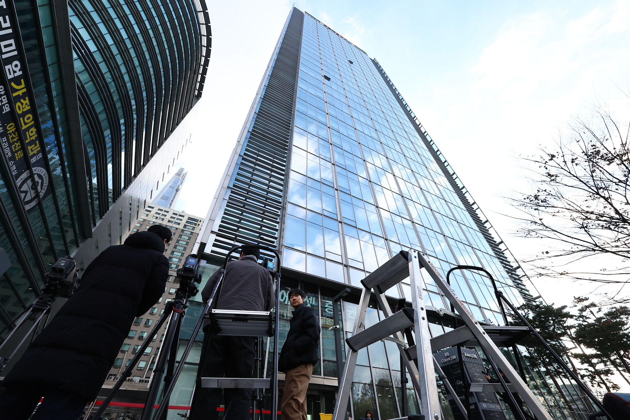 쿠팡의 개인정보 유출 사고와 관련해 경찰이 9일 서울 송파구 쿠팡 본사에 대해 압수수색을 진행했다. 사진은 이날 쿠팡 본사 앞에서 대기하는 취재진 모습. 김종호 기자