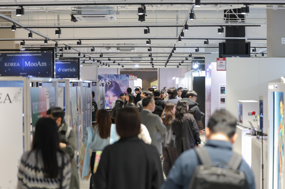 지난 4일 서울 코엑스에서 한국콘텐츠진흥원이 개최한 'AI 콘텐츠 페스티벌' 현장. 관람객들이 AI로 제작된 다양한 작품들을 구경하고 있다. [사진 한국콘텐츠진흥원]