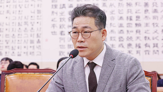 백해룡 경정이 지난 10월 27일 국회 법제사법위원회에서 열린 대검찰청 등에 대한 국정감사에서 세관 마약수사 외압 의혹 질의에 답하고 있다. 임현동 기자