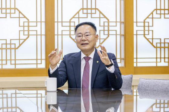 김재욱 경북 칠곡군수가 중앙일보와의 인터뷰에 응하고 있다. 사진 칠곡군