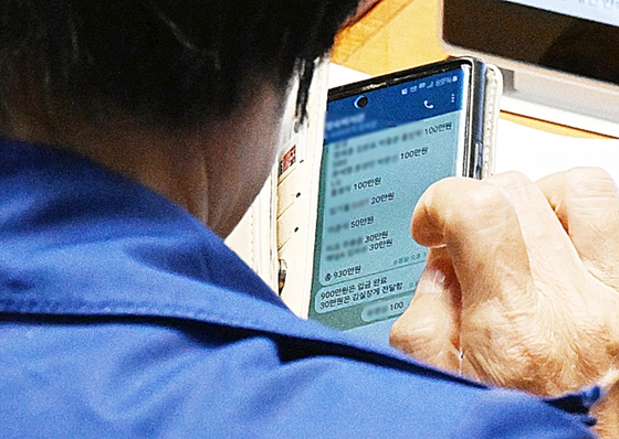 최민희 의원이 10월 26일 본회의장에서 축의금 반환명단을 정리하고 있다. 사진 서울신문