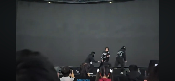 일본의 가수 오쓰키 마키가 지난달 28일 중국 상하이 공연 도중 무대에서 스탭들에게 이끌려 퇴장하고 있다. 사진=유튜브 캡처