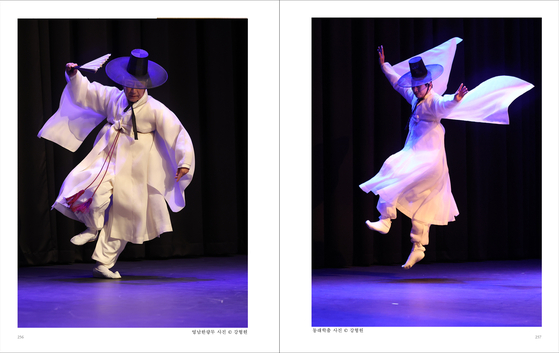 재미동포 사진기자 출신으로 퓰리처상을 2회 수상한 저널리스트 강형원씨가 12월 8일 영문 도서 『Seonbi Country Korea, Seeking Sagehood(성인군자의 길을 간 한국은 선비의 나라)』(한림출판사)를 출간했다. 선비정신이 녹아든 유물과 스케치 사진을 중심으로 한국 문화의 바탕과 역사를 설명하는 책이다. 사진은 2025년 팔도광대의 팔도춤전 장면. 사진 강형원