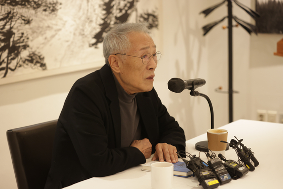 9일 오전 서울 중구 한 식당에서 열린 기자간담회에서 황석영 작가가 신간 『할매』에 대한 설명을 하고 있다. 사진 창비