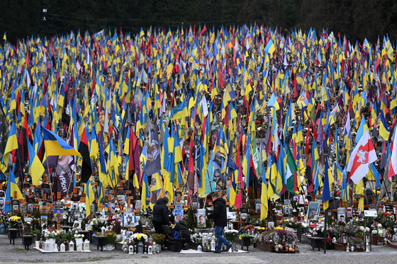 러시아의 공격이 계속되는 가운데 우크라이나 국민들이 자국 국군의 날(12월 6일)을 맞아 리차키우 묘지에서 전사자들을 추모하고 있다. [AFP=연합뉴스]