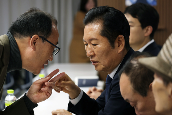 정청래 더불어민주당 대표가 8일 오후 서울 영등포구 중앙당사에서 열린 전국노인위원회 임명장 수여식에서 관계자와 대화하고 있다.  뉴스1