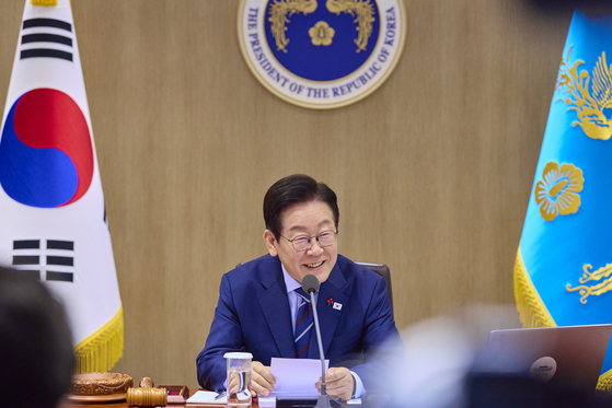 이재명 대통령이 2일 대통령실에서 열린 52회 국무회의에서 모두발언을 하고 있다. 이날 이 대통령은 ″종교와 정치를 구분하는 것은 헌법적 권한″이라며 법제처에 종교 재단법인 해산 명령을 검토하라고 지시했다. 사진 대통령실