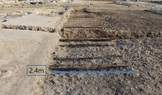 지난 9월부터 진행된 부산항 제1부두 발굴 조사에서 확인된 1920년대 철도 3선 선로 흔적. 사진 부경문물연구원 