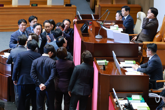 9일 국회 본회의에서 국민의힘 나경원 의원이 가맹사업거래의 공정화에 관한 법률 일부개정법률안에 대해 무제한 토론을 하던 도중 우원식 국회의장이 나 의원 토론이 의제와 관련 없다고 마이크를 꺼버리자 국민의힘 의원들이 항의하고 있다. 더불어민주당 의원들은 나 의원의 토론에 대해 항의하고 있다. 연합뉴스