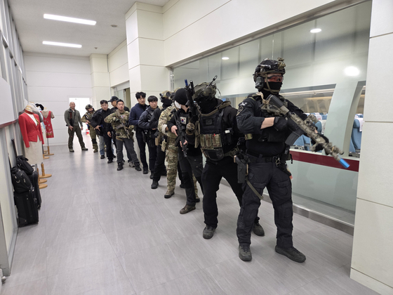 6일 인천 재능대에서 튜브형 공격 강의 참가자들이 항공기 인진 테러 진압 작전 실습을 하고 있다. 진입 직전 대기하고 있는 모습. 트리셀유에스에이