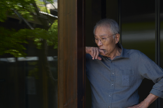 황석영 작가는 "70대까지는 멀쩡했는데, 80대가 되니 기운이 떨어지더라"며 "지금은 오른쪽 눈이 안 보여 왼쪽 눈만 뜨고 글을 쓴다"고 했다. 사진 전명은