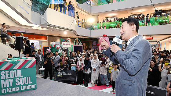  오세훈 서울시장이 7일(현지시간) 말레이시아 쿠알라룸푸르 파렌하이트 88에서 열린 '서울마이소울 인 쿠알라룸푸르' 행사에서 서울의 주요 관광명소를 소개하고 있다. 사진 서울시 
