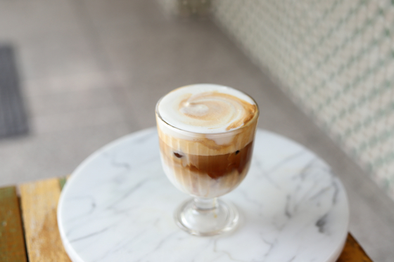 신선한 우유의 고소함이 돋보이는 내복곰 과자점의 크림라떼. 사진 내복곰 과자점