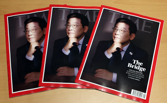 지난 9월 18일 서울 용산 대통령실에서 공개한 이재명 대통령 취임 100일 기념 인터뷰가 실린 미국 타임지.연합뉴스