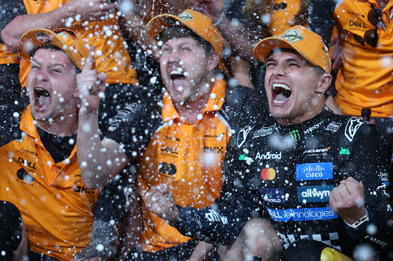 소속팀 맥라렌과 자신의 동반 우승을 이끈 랜도 노리스(맨 오른쪽)가 우승 세리머니를 하며 환호하고 있다. 로이터=연합뉴스