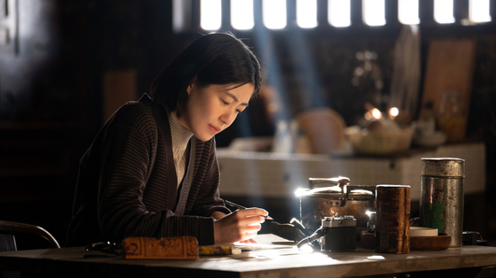 영화 ‘여행과 나날’은 ‘말이란 틀에 갇혀 있다’고 느끼며 더 이상 글을 쓰지 못하던 각본가 ‘이’(심은경)가 설국 같은 시골 마을로 여행을 떠나며 벌어지는 이야기다. [사진 엣나인필름]