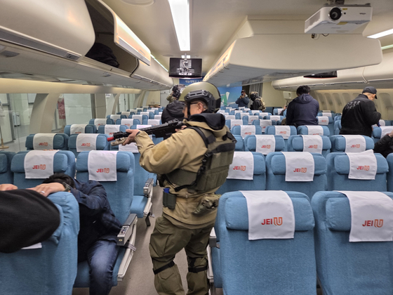 6일 인천 재능대에서 튜브형 공격 강의 참가자들이 항공기 인진 테러 진압 작전 실습을 하고 있다. 기내를 소탕하고 있는 모습. 트리셀유에스에이트리셀유에스에이