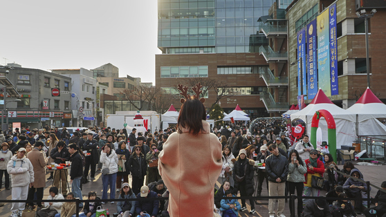지난 6일과 7일 성북구청 앞마당에서 열린 유러피언 크리스마스 마켓에서 브리지를 소개하고 있는 한국브리지협회 김혜영 회장. 사진 한국브리지협회
