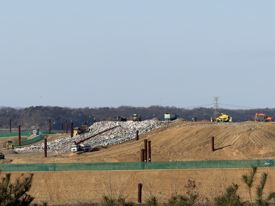내년 생활폐기물 직매립 금지를 앞둔 수도권매립지 3-1매립장에서 3일 생활폐기물을 매립하고 있다. 천권필 기자