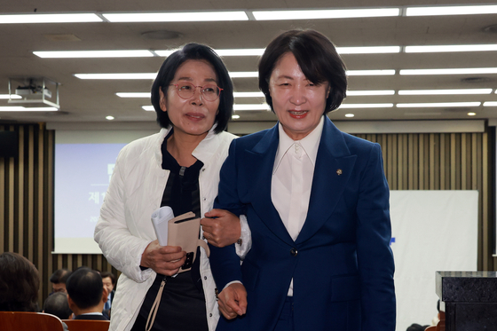 더불어민주당 추미애 법사위원장과 최민희 과방위원장이 8일 서울 여의도 국회에서 열린 의원총회에 참석하고 있다. 뉴시스