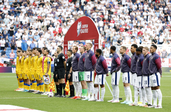 지난 6월 열린 안도라(왼쪽)와 경기를 앞두고 도열한 잉글랜드 선수단. 로이터=연합뉴스
