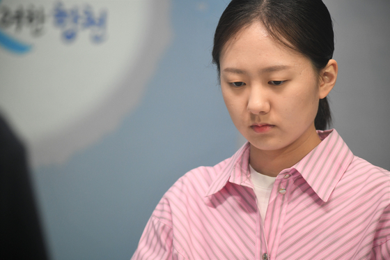 '천재 소녀' 김은지(18) 9단이 9일 제8회 오청원배에서 우승하며 생애 최초로 세계여자바둑대회에서 우승컵을 들어 올렸다. 사진 한국기원