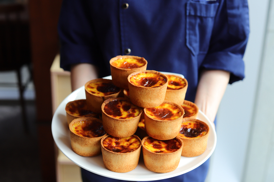 바삭한 타르트지와 부드럽게 녹는 필링이 특징인 ‘내복곰 과자점’의 에그타르트. 사진 내복곰 과자점