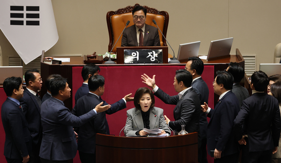 9일 국회 본회의에서 국민의힘 나경원 의원이 '가맹사업거래의 공정화에 관한 법률 일부개정법률안'에 대해 무제한 토론하는 가운데 여야 의원들이 발언대에서 목소리를 높이며 신경전을 이어가고 있다. 연합뉴스