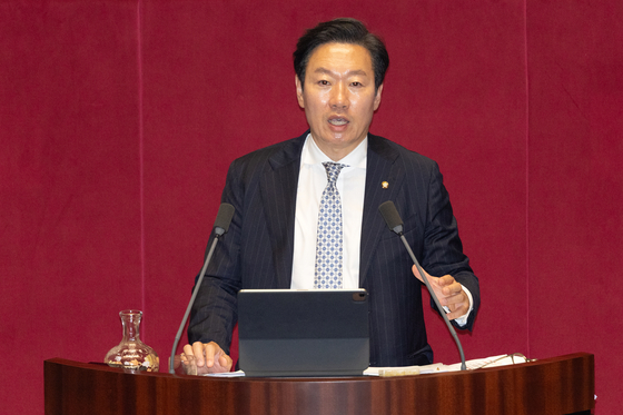 박수민 국민의힘 의원이 지난 9월 서울 여의도 국회에서 열린 제 429회 국회(정기회) 제9차 본회의에서 정부조직법 일부개정법률안(대안)에 대한 무제한 토론(필리버스터)을 하고 있다. 뉴스1