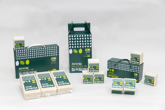 경북 칠곡군이 공식 출시한 ‘프리미엄칠곡할매쌀’ 소포장 선물세트 전 제품 구성. 300g·1kg 단위 진공 소포장과 선물 패키지가 함께 전시돼 있다. 사진 칠곡군