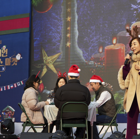 지난 6일과 7일 성북구청 앞마당에서 열린 유러피언 크리스마스 마켓에서 브리지를 소개하고 있는 한국브리지협회 김혜영 회장(오른쪽). 사진 한국브리지협회