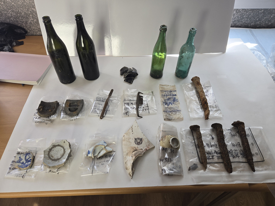 지난 9월 시작된 부산항 제1부두 발굴조사에서 출토된 술병과 미군 전투화 굽, 식기 등 생활사 유물. 사진 부경문물연구원