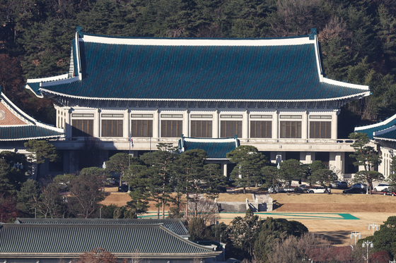 대통령 집무실을 청와대로 이전하는 작업이 본격적으로 시작된 8일 서울 종로구 청와대에 차량들이 세워져 있다. 김종호 기자