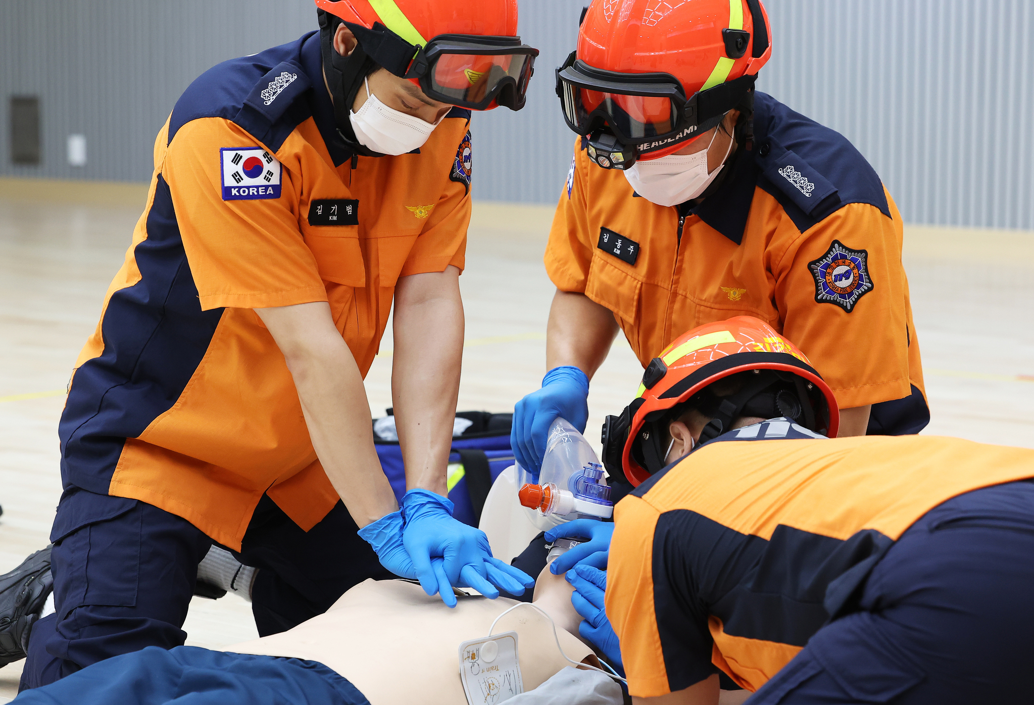 지난 9월 경기도소방재난본부에서 열린 '2025 펌뷸런스 팀 CPR 경연대회'에 참가한 119 대원들이 심폐소생술 경연을 하고 있다. 연합뉴스