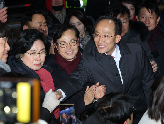 12·3 비상계엄 당시 의원들의 계엄 해제 표결 참여를 방해한 혐의를 받는 추경호 전 국민의힘 원내대표가 지난 3일 구속영장이 기각돼 경기도 의왕 서울구치소를 나서고 있다. 연합뉴스