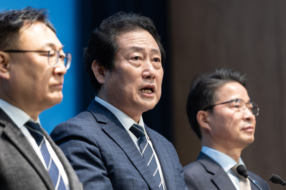 유동철 더불어민주당 부산수영구지역위원장이 9일 서울 국회 여의도 소통관에서 최고위원 출마선언을 하고 있다. 뉴스1