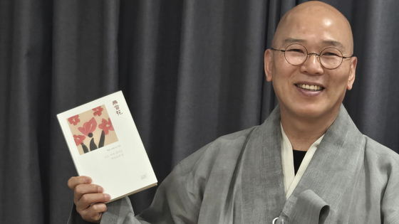 법정 스님 입적 후에 15년간 불일암에 머물며 날마다 하루의 단상을 글로 :썼던 덕조 스님이 에세이집 '무언화'를 출간했다. 덕조 스님은 "망상의 파편들"이라며 웃었다. 백성호 기자