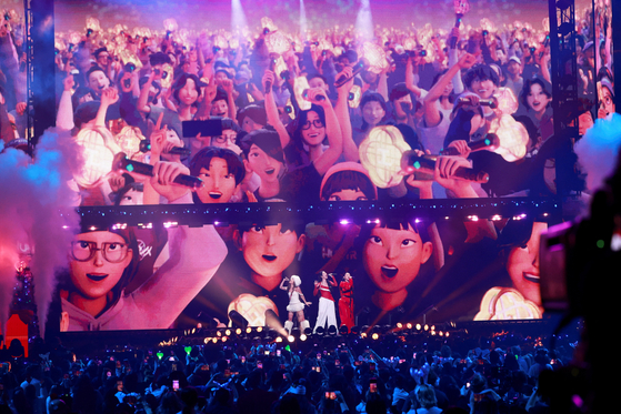 지난 5일(현지시간) 미국 캘리포니아주에서 열린 아이하트라디오 징글볼 콘서트에서 '케이팝 데몬헌터스' 공연이 펼쳐지고 있다. 로이터=연합뉴스