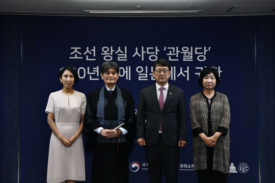 조선시대 왕실 사당 건축물로 추정되는 ‘관월당’이 일본으로 반출된 지 약 100년 만에 국내로 돌아왔다고 지난 6월 24일 국가유산청과 국외소재문화유산재단이 밝혔다. 사진은 이날 언론공개회에서 함께 자리한 사토 마이코 여사, 사토 다카오 고덕원 주지, 최응천 국가유산청장, 김정희 국외소재문화유산재단 이사장(왼쪽부터). 사진 국가유산청